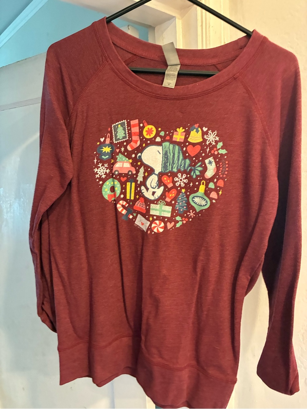 Women’s snoopy Burgundy Holiday Heart Graphic Sweatshirt